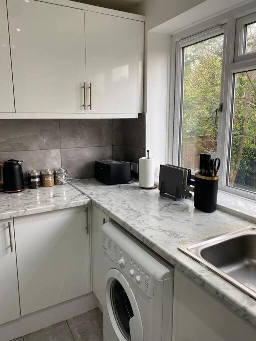 Luxury 2 Bedroom Apartment, Parking, Few Minutes Walk From Wembley Stadium Лондон Экстерьер фото